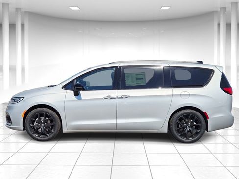 New 2026 Chrysler Pacifica Limited w/ Uconnect Theater Family Group image 6