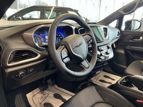 New 2026 Chrysler Pacifica Select image 7