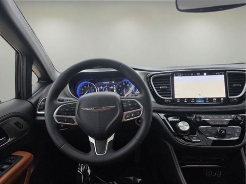 Used 2024 Chrysler Pacifica Pinnacle w/ Trailer Tow Group image 3