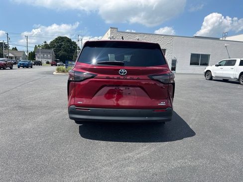 Used 2023 Toyota Sienna XLE AWD/4WD image 3