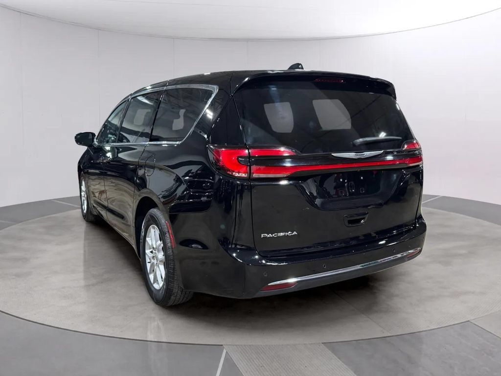 Used 2025 Chrysler Pacifica Select FWD image 5