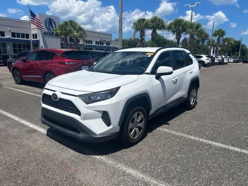 Used 2019 Toyota RAV4 LE FWD image 2