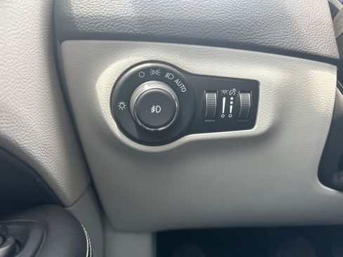 Used 2018 Jeep Compass Latitude FWD image 16