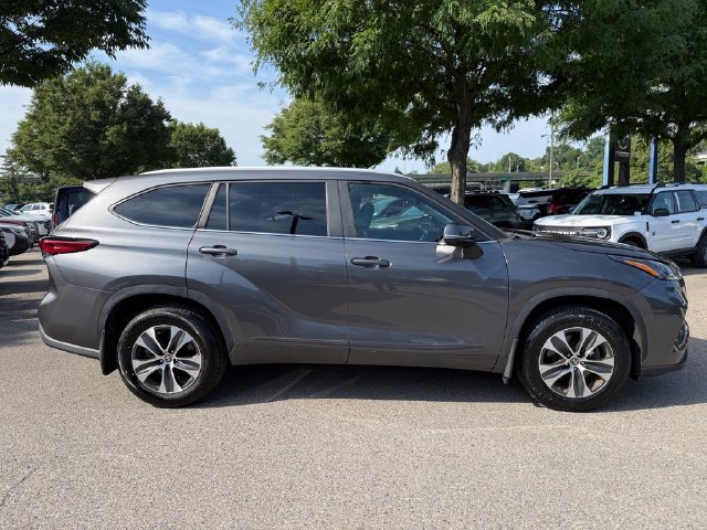 Used 2023 Toyota Highlander XLE AWD/4WD image 11