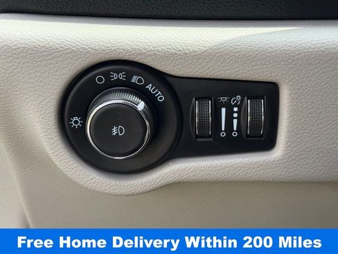 Used 2021 Chrysler Pacifica Touring-L w/ Uconnect Theater Family Group image 31