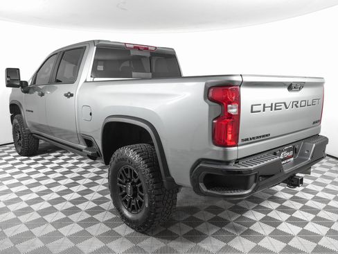 Used 2024 Chevrolet Silverado 2500 ZR2 w/ Technology Package image 8