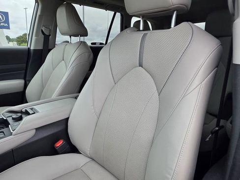 Used 2024 Toyota Grand Highlander AWD image 18