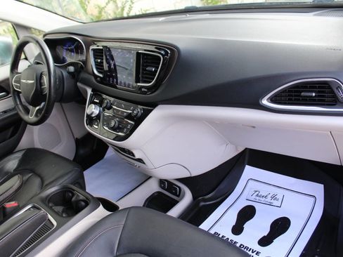 Used 2018 Chrysler Pacifica Touring-L Plus image 15