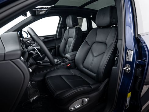 Certified 2026 Porsche Macan AWD/4WD image 5