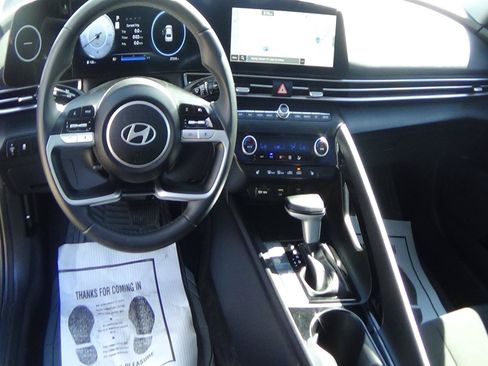 Used 2025 Hyundai Elantra SEL FWD image 12
