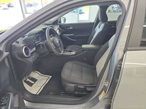 Used 2025 Chevrolet Trax LS w/ LS Convenience Package FWD image 13