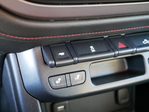 Used 2016 GMC Canyon SLE w/ All Terrain Package image 32