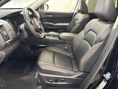 Used 2025 Nissan Pathfinder SL w/ SL Premium Package FWD image 10
