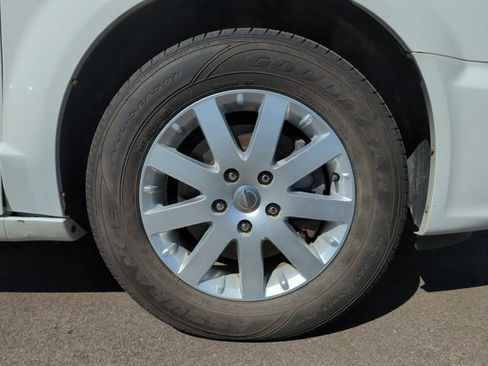 Used 2016 Chrysler Town & Country Touring w/ Driver Convenience Group FWD image 13