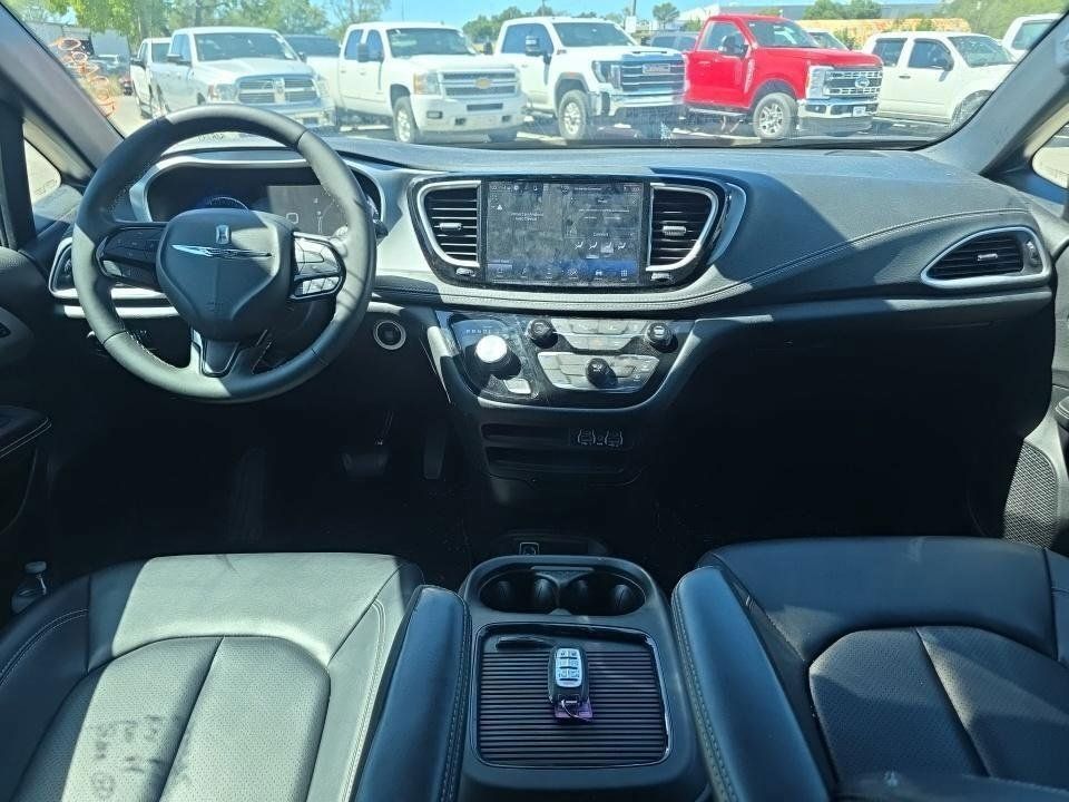Used 2024 Chrysler Pacifica Touring-L w/ S Appearance Package FWD image 7