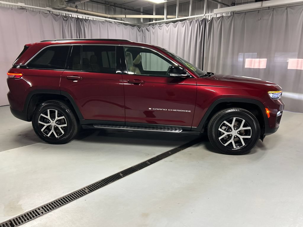 Used 2025 Jeep Grand Cherokee Limited w/ Luxury Tech Group II AWD/4WD image 8