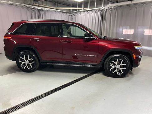 Used 2025 Jeep Grand Cherokee Limited w/ Luxury Tech Group II AWD/4WD image 8
