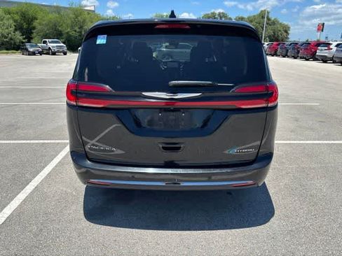 Used 2023 Chrysler Pacifica Touring-L FWD image 4