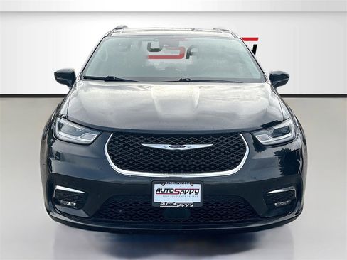 Used 2022 Chrysler Pacifica Touring-L image 2