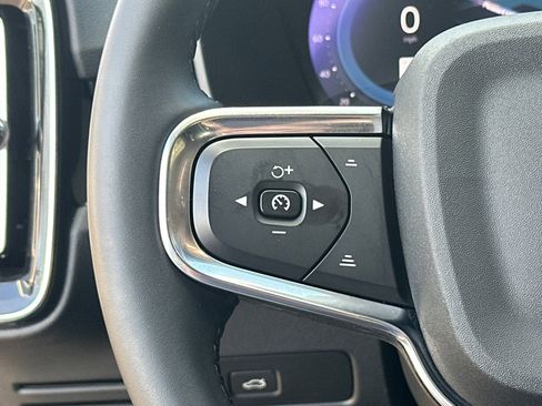 Used 2024 Volvo XC40 B5 Core image 25