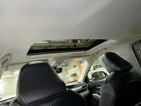 Used 2025 Toyota Highlander XLE AWD/4WD image 24