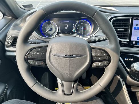 Certified 2025 Chrysler Pacifica Limited FWD image 10