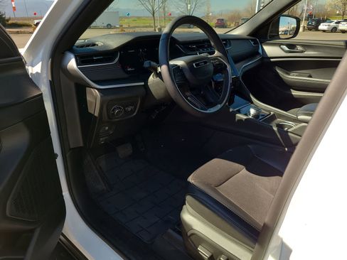 Used 2024 Jeep Grand Cherokee L Altitude AWD/4WD image 10