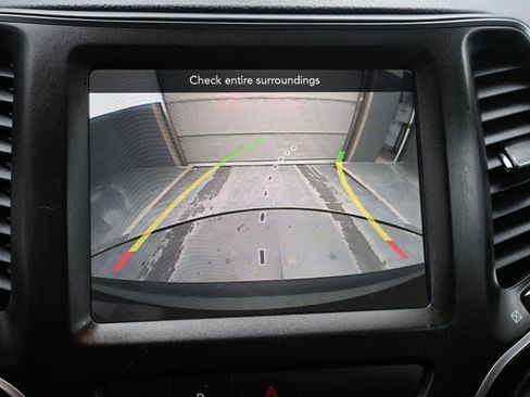 Used 2019 Jeep Cherokee Trailhawk w/ Cold Weather Group image 27