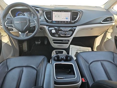 Used 2024 Chrysler Pacifica Touring-L FWD image 9
