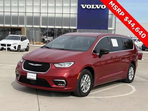 Used 2025 Chrysler Pacifica Select image 2