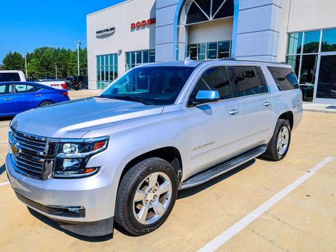 Used 2018 Chevrolet Suburban Premier RWD image 2