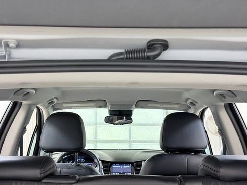 Used 2020 Chevrolet Trax LT w/ LT Convenience Package FWD image 25
