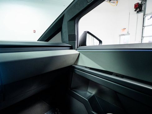 Used 2024 Tesla Cybertruck AWD Crew Cab image 37