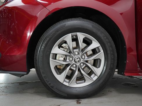 Used 2024 Toyota Sienna LE image 30