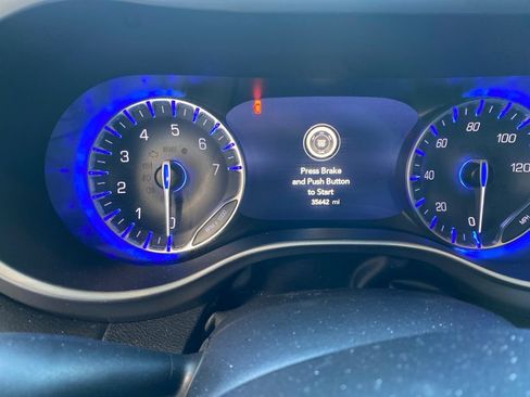 Used 2025 Chrysler Pacifica Select FWD image 5