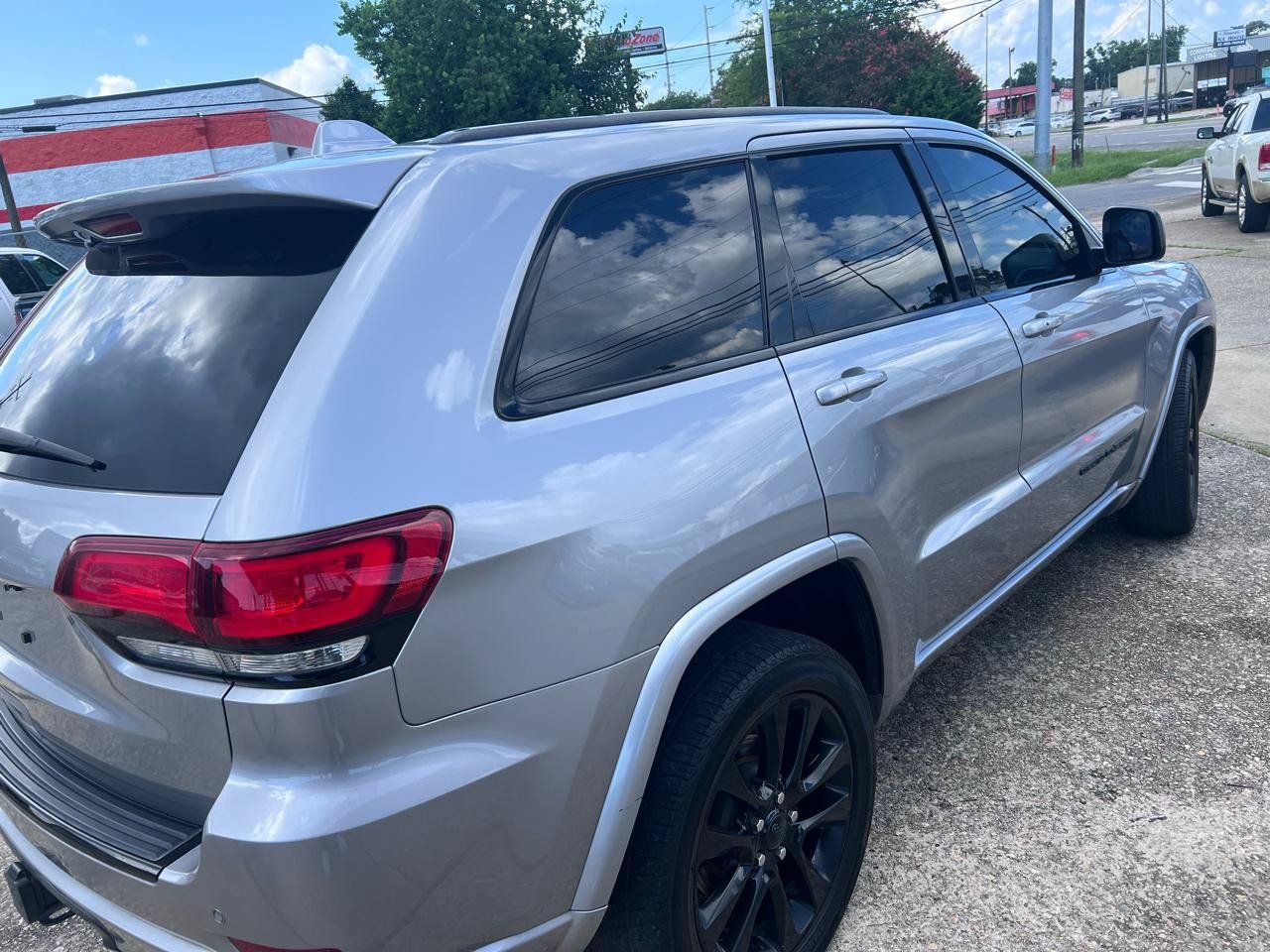 Used 2017 Jeep Grand Cherokee Altitude RWD image 4