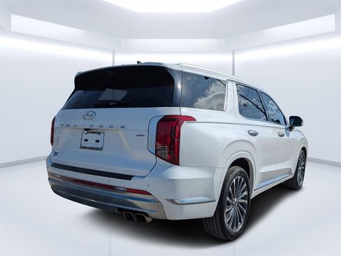 Used 2024 Hyundai Palisade Calligraphy image 3