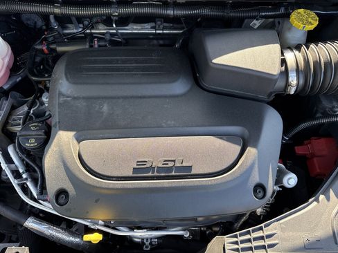 Used 2025 Chrysler Pacifica Select FWD image 32