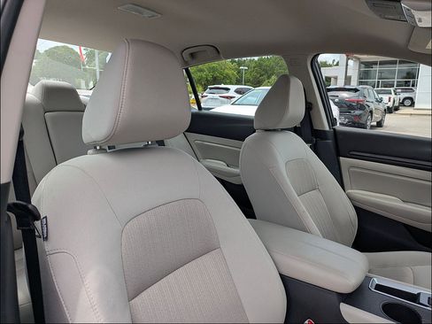 Used 2025 Nissan Altima 2.5 SV FWD image 34
