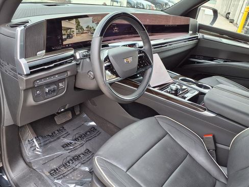 Certified 2025 Cadillac Escalade Premium Luxury image 19