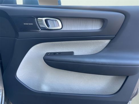 Used 2020 Volvo XC40 T4 Inscription image 17