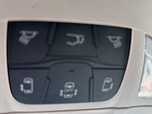 Used 2023 Chrysler Pacifica Touring-L FWD image 19