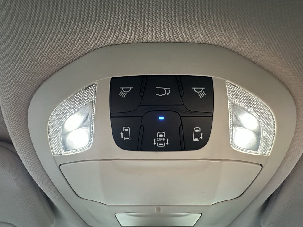 Used 2020 Chrysler Voyager Lxi FWD image 30