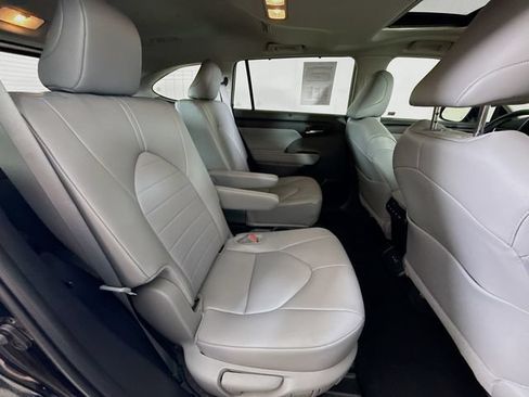 Used 2024 Toyota Highlander XLE FWD image 28