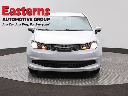 Used 2022 Chrysler Voyager LX FWD image 2
