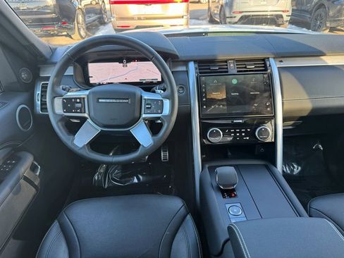 New 2024 Land Rover Discovery Dynamic SE image 11