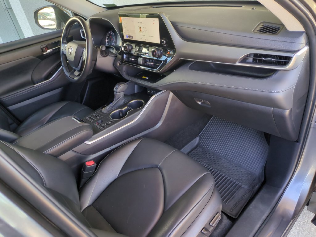 Used 2024 Toyota Highlander XLE AWD/4WD image 10