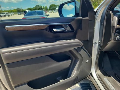 Used 2025 Chevrolet Tahoe High Country AWD/4WD image 17