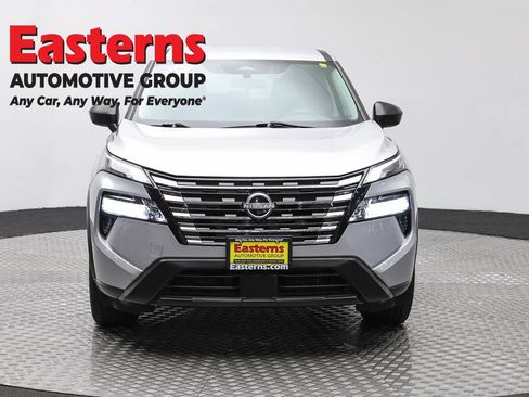 Used 2024 Nissan Rogue S AWD/4WD image 2
