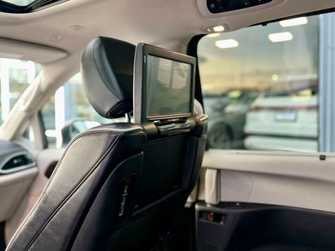 Used 2021 Chrysler Pacifica Limited w/ Uconnect Theater Family Group image 17